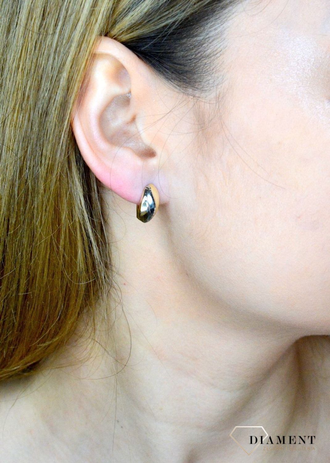 Złote kolczyki 375 angielskie z białym złotem KL 2824D 375. Złote kolczyki wykonane z najwyższej jakości żółtego złota, próba 375, waga około 1,19 gram. Kolczyki w minimalistycznym stylu, wpisujące się w obecne trendy modowe..jpg